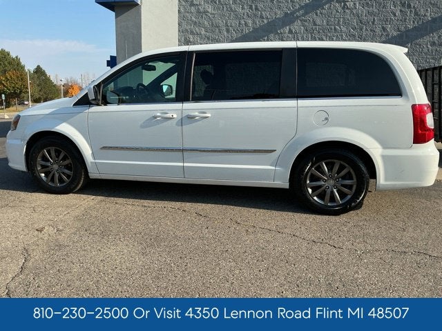 2016 Chrysler Town & Country S