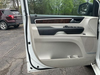 2014 Volkswagen Routan SEL Premium