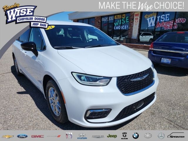 2024 Chrysler Pacifica Touring L's photo